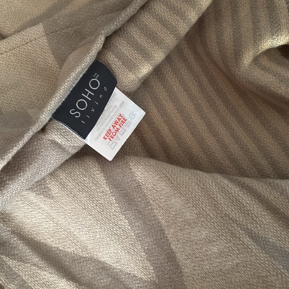 Aztec print throw - Picture 4 of 4